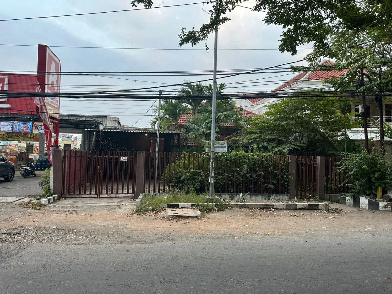 Dijual Rumah Nol Jalan Area Komersial Cocok Untuk Usaha di Raya Tenggilis Mejoyo Surabaya Selatan