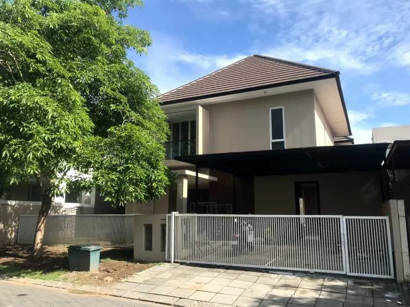 Dijual/disewakan rumah siap huni lokasi strategis Graha Natura Surabaya Barat
