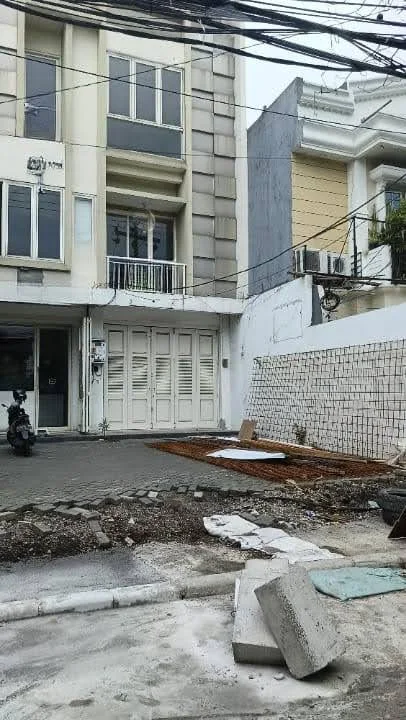 Disewakan Ruko Lokasi Strategis di Raya Mulyosari Surabaya Timur - Image 1