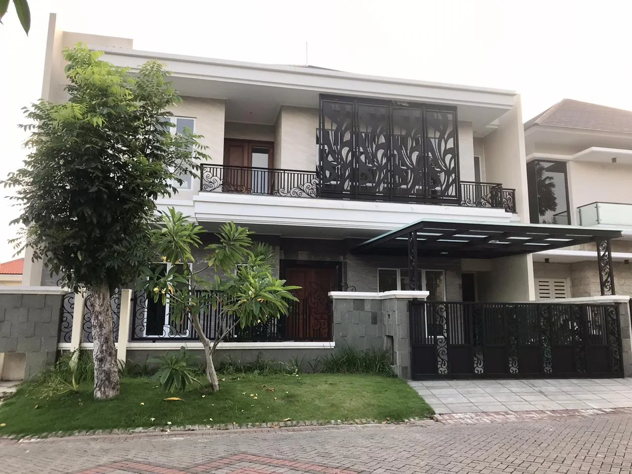 Jual Rumah Sultan Mewah 2 Lantai Graha Famili Lokasi Premium Surabaya Barat