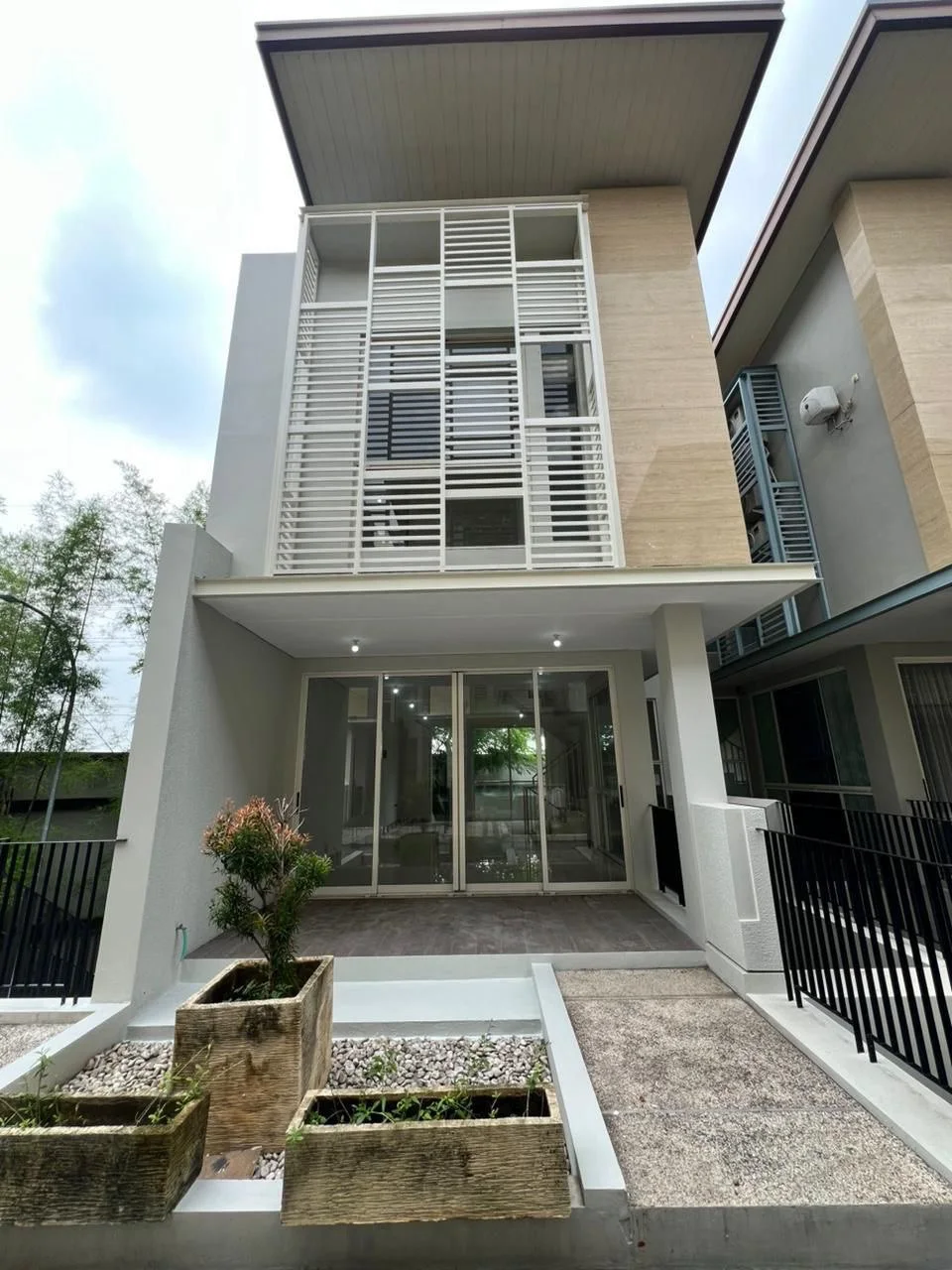 Dijual Rumah Mewah 3 Lantai di Wisata Bukit Mas Surabaya Barat