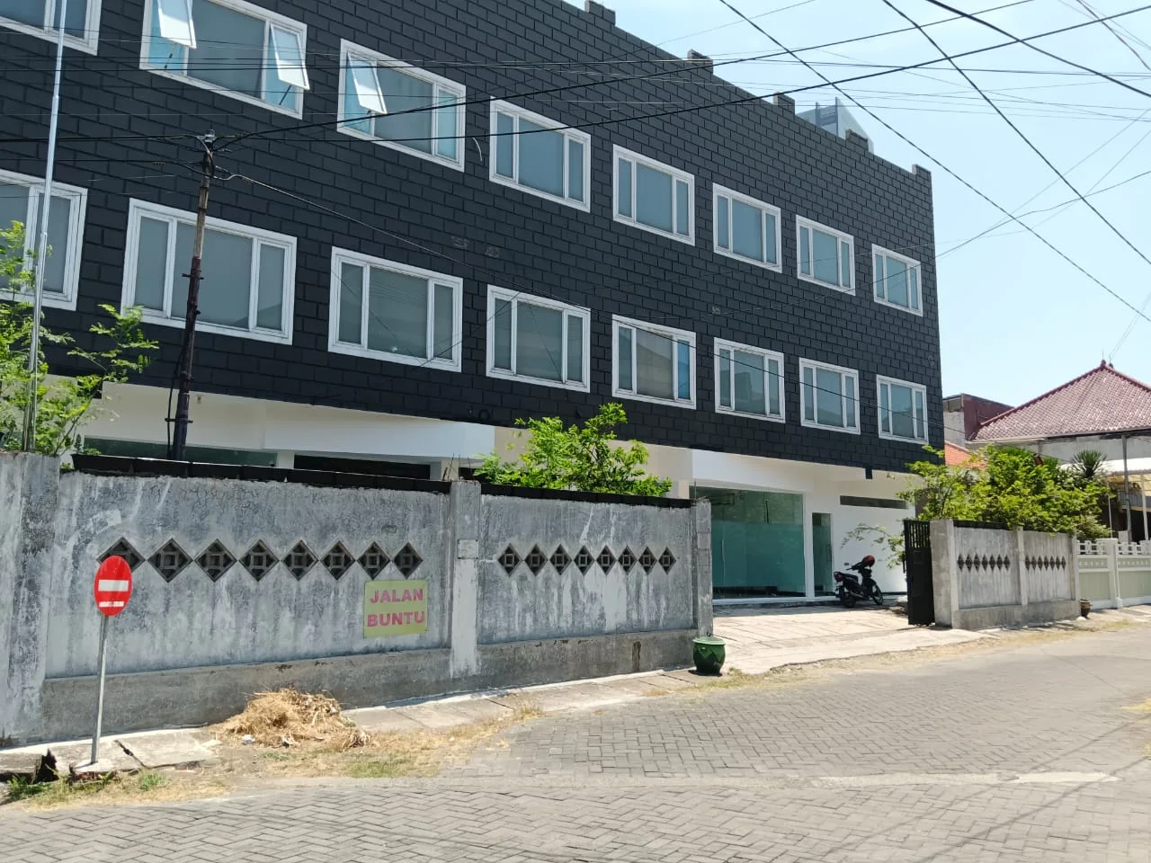 DIJUAL / DISEWAKAN PUTAT Office Building 48 Ruang Usaha / Kantor Putat Indah Timur – Surabaya Barat