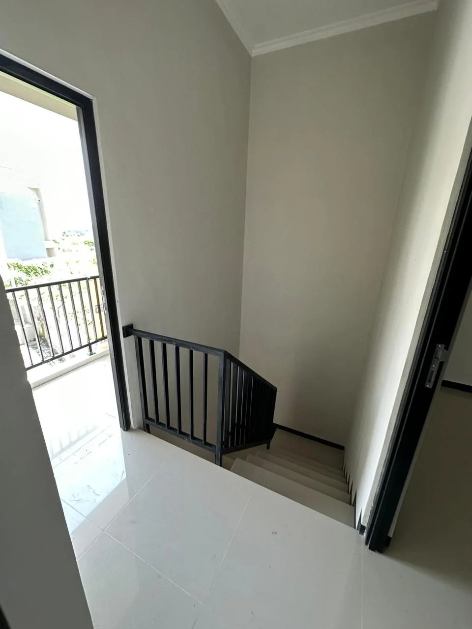 Dijual Rumah Jl. Gunung Anyar Grand Alana Surabaya dengan Lingkungan Tenang - Thumbnail 3