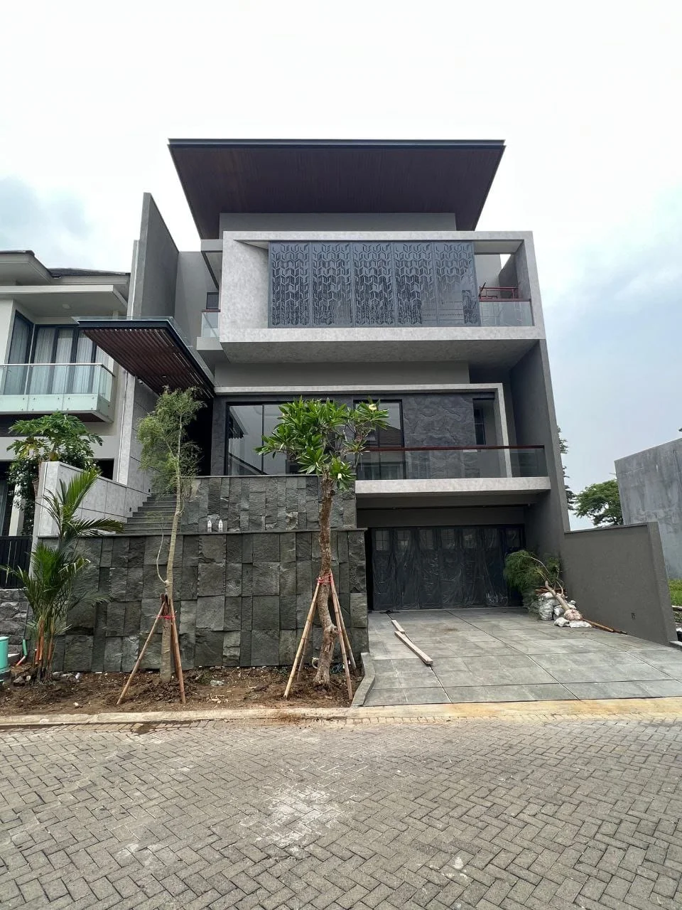 Jual Rumah Mewah Baru 2 Lantai Water Front Lokasi Premium Citraland Surabaya Barat