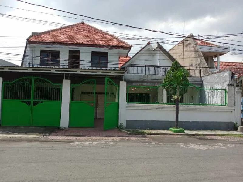 Dijual Rumah 2 Lantai dengan Kos Aktif di Ketintang Surabaya, Garasi Luas dan Penghasilan Bulanan