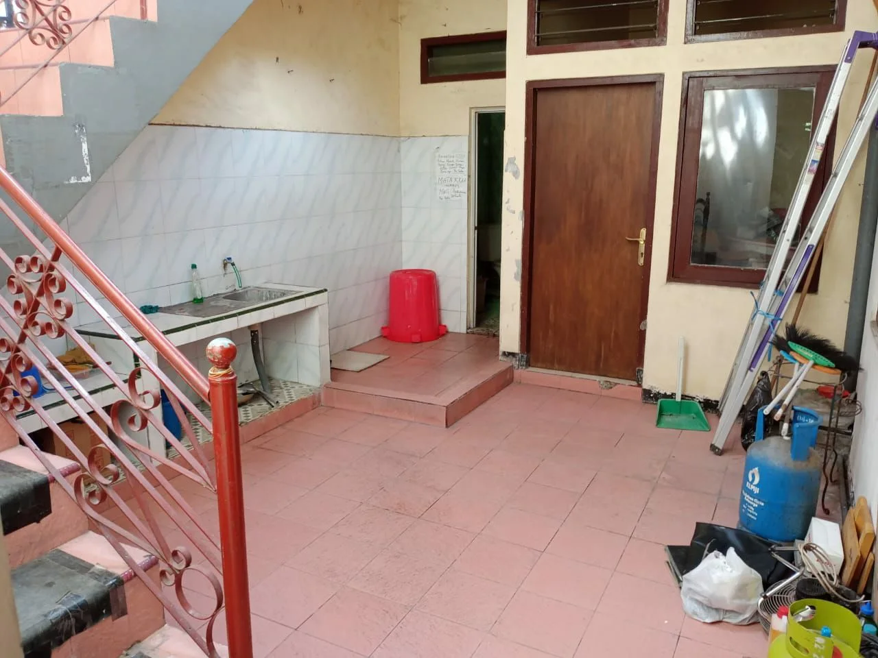 Dijual Rumah 2 Lantai dengan Kos Aktif di Ketintang Surabaya, Garasi Luas dan Penghasilan Bulanan - Thumbnail 2