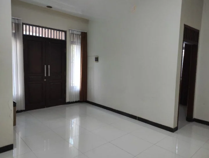 Disewakan Rumah Posisi Hook Luas di Wiyung Surabaya Barat