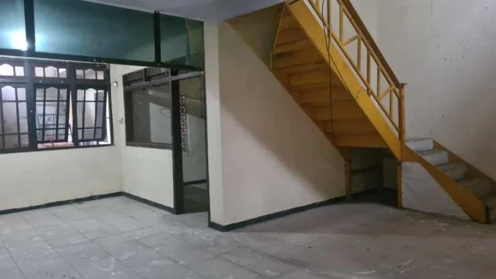 Dijual Rumah Hitung Tanah Strategis Cocok Untuk Usaha Kos Kosan di Ketintang Baru Surabaya Selatan