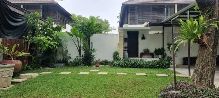 Dijual Rumah Mewah di Perumahan Isen Surabaya Barat