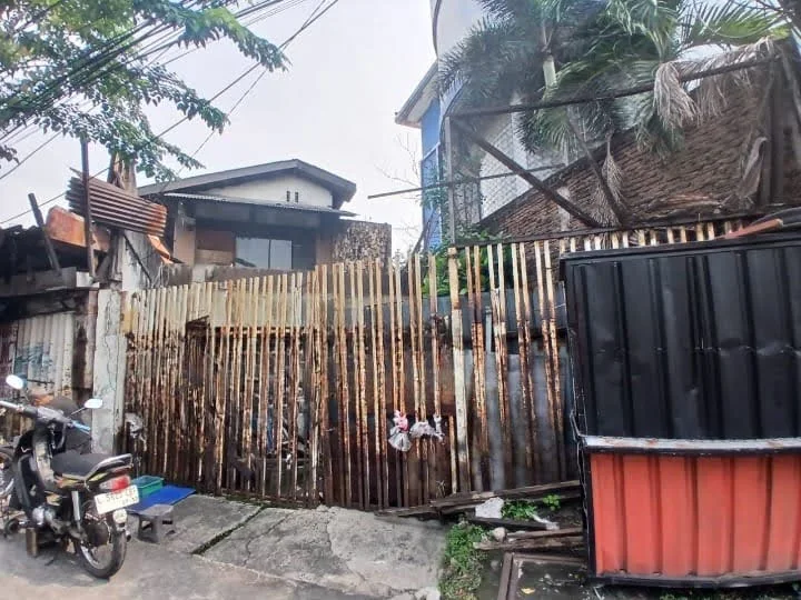 Dijual murah rumah hitung tanah di nol Jalan Raya Diponegoro, Surabaya Pusat