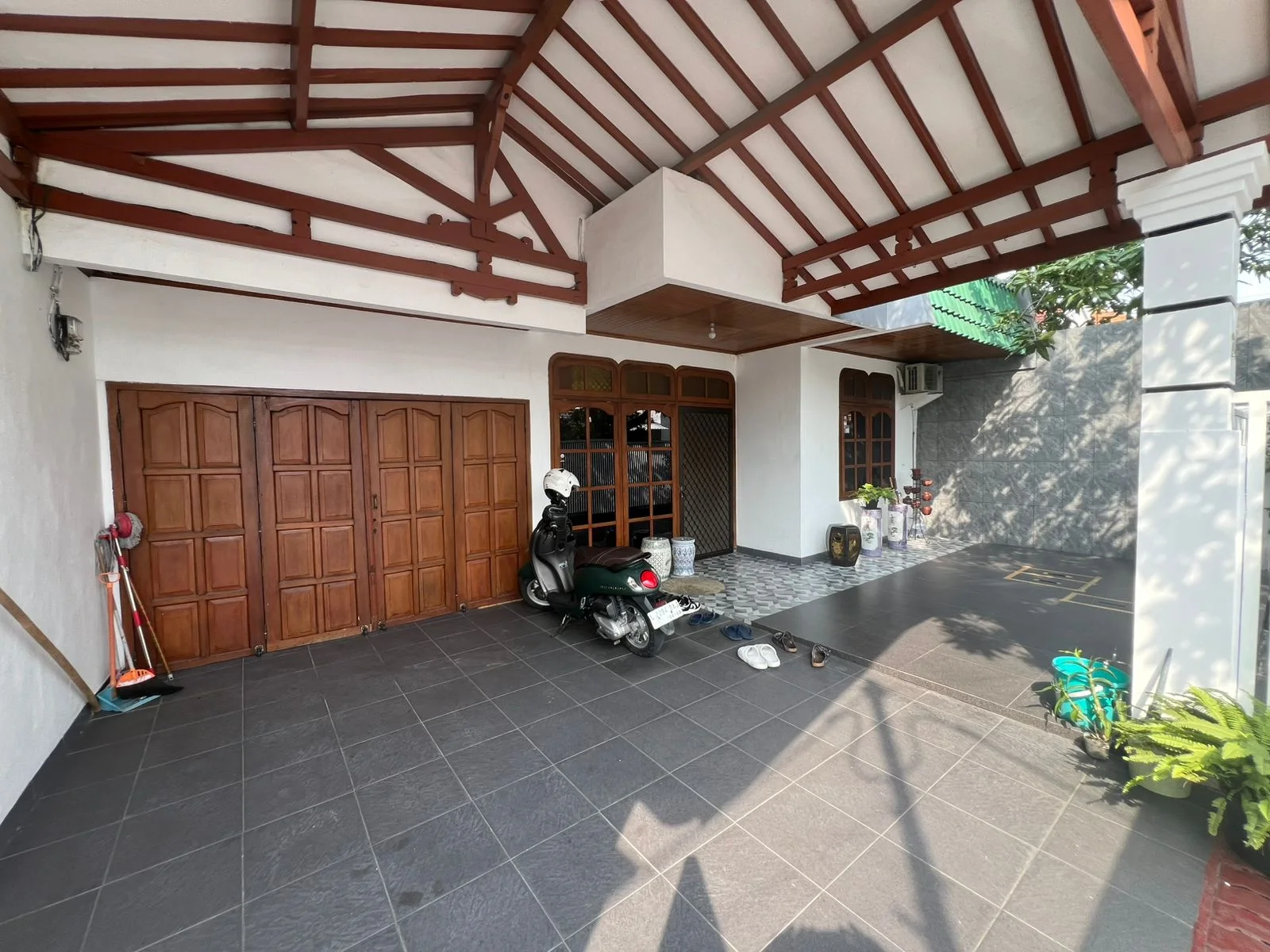 Jual Rumah Full Furnish Bagus Dukuh Kupang Surabaya – Lebar 9 Meter, Siap Huni