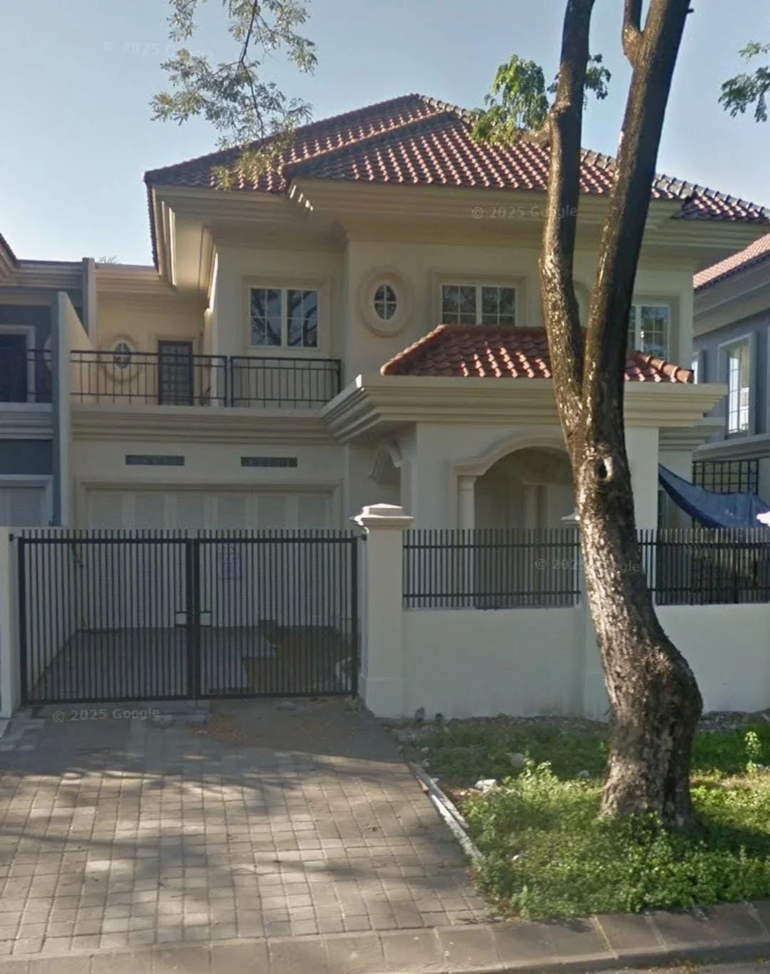 Disewakan Rumah Mewah Water Front dekat UC Citraland Surabaya Barat