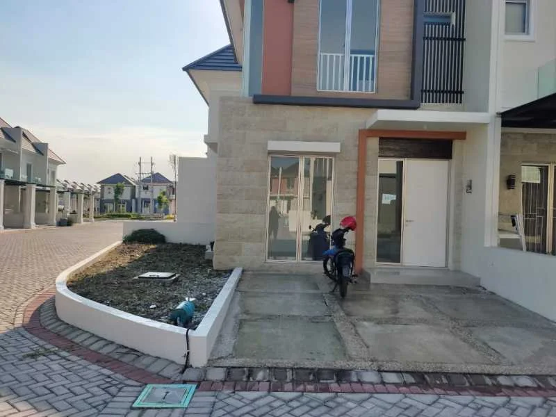 Dijual Rumah Baru Hook 2 Lantai SHM Siap Pakai di Greenland Menganti Surabaya – Hadap Timur