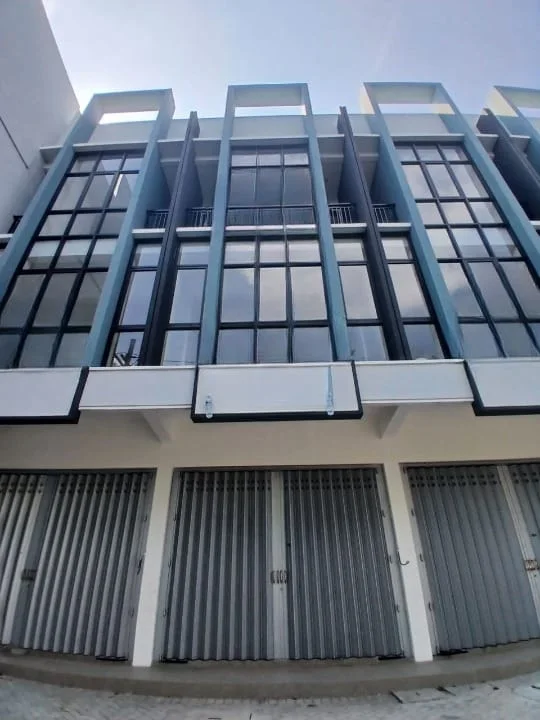 Dijual Ruko 4lantai, Di nol Jalan, Lokasi Strategis di Raya Wiyung , Surabaya barat