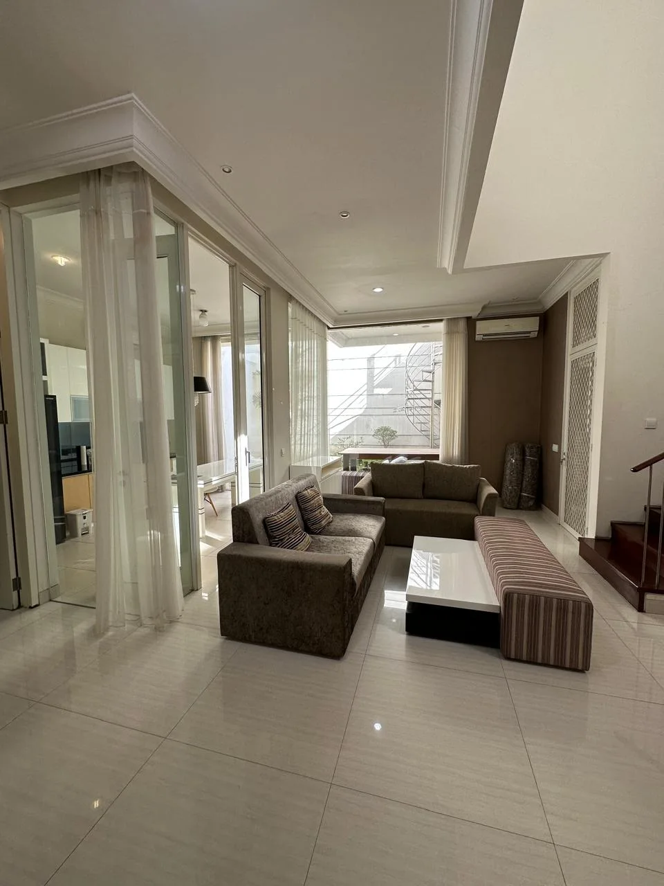 Jual/Sewa Rumah Cantik di Larizwood Pakuwon Indah Surabaya Barat (bbal) - Thumbnail 2