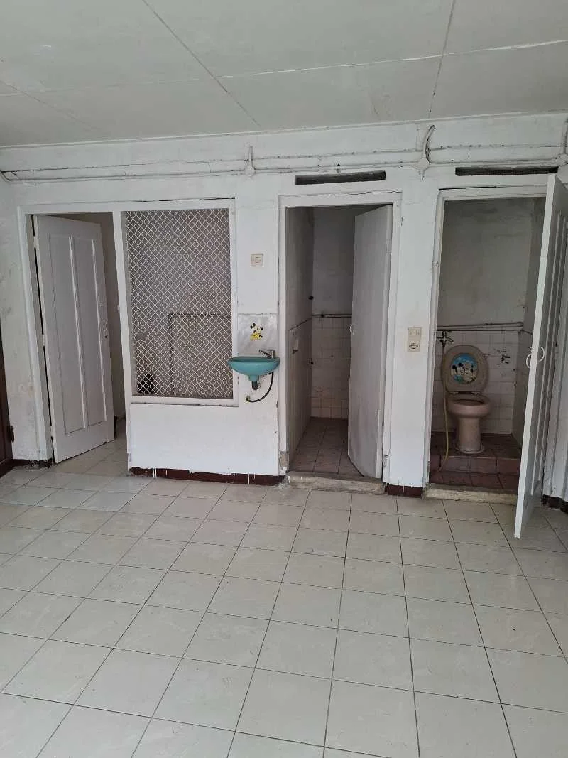 Disewakan Rumah Kantor Siap Huni Lokasi Strategis di Jalan Muria Surabaya Barat - Thumbnail 6