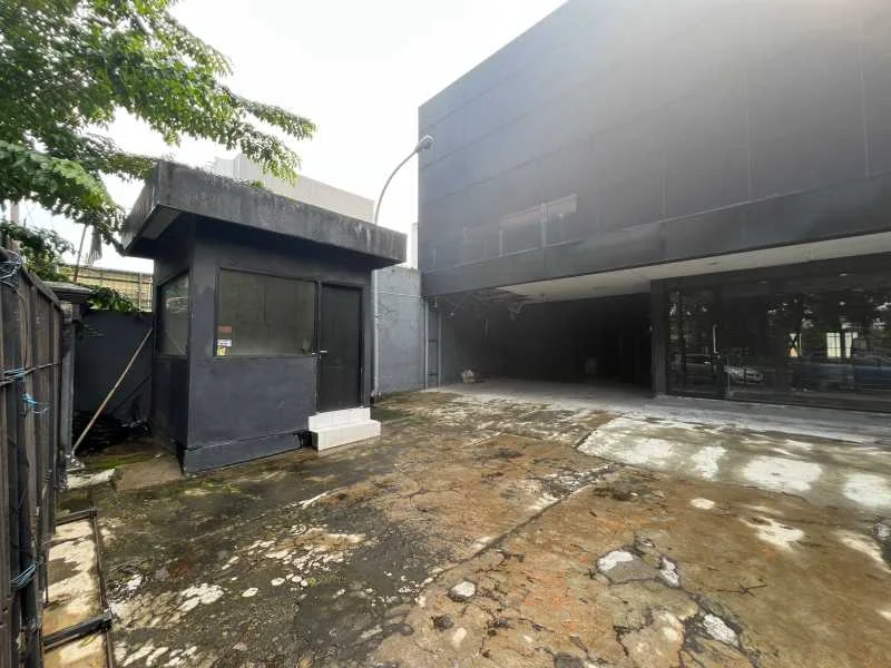 Dijual Gedung Di Lokasi Strategis Jalan Diponegoro – Eks Showroom dengan Lebar Muka Besar