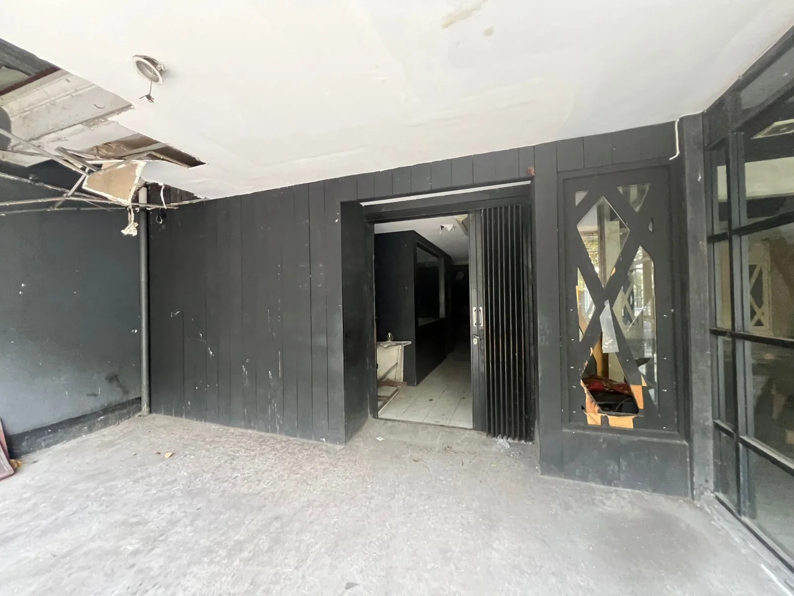 Dijual Gedung Eks Showroom dengan Lebar Muka Besar dan Strategis di Jalan Diponegoro Surabaya Pusat - Thumbnail 2