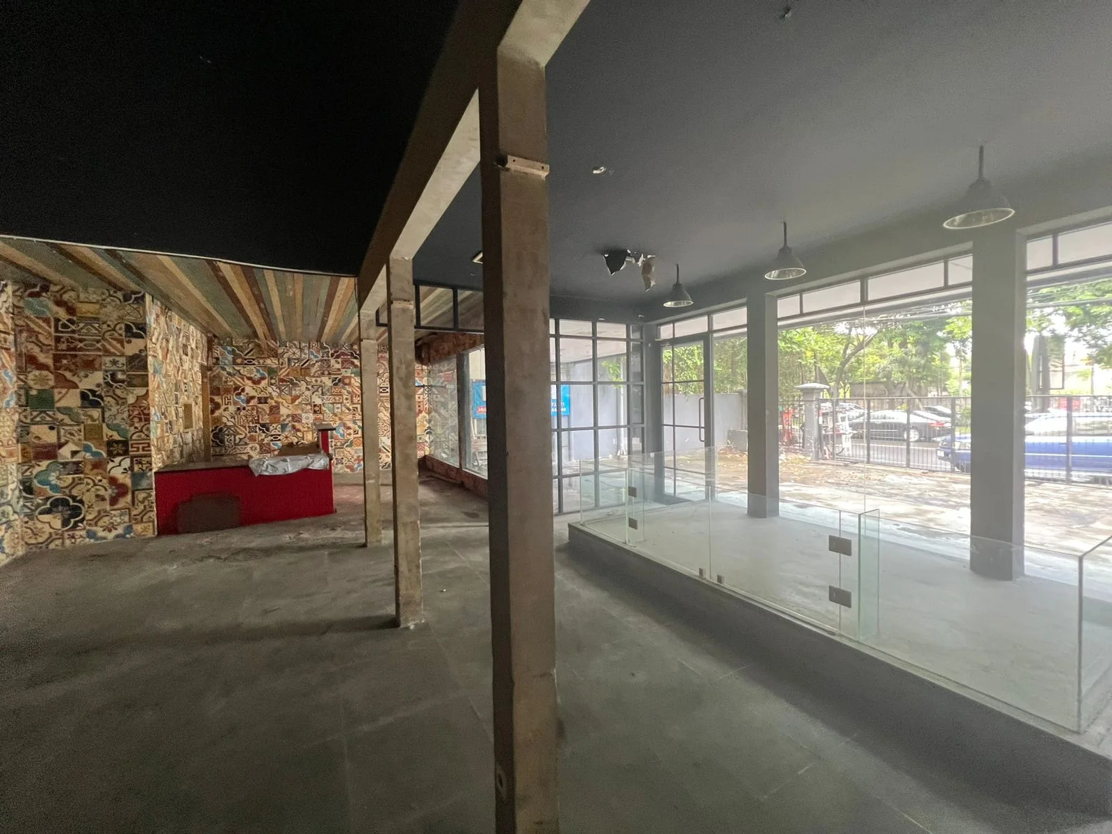 Dijual Gedung Eks Showroom dengan Lebar Muka Besar dan Strategis di Jalan Diponegoro Surabaya Pusat - Thumbnail 5