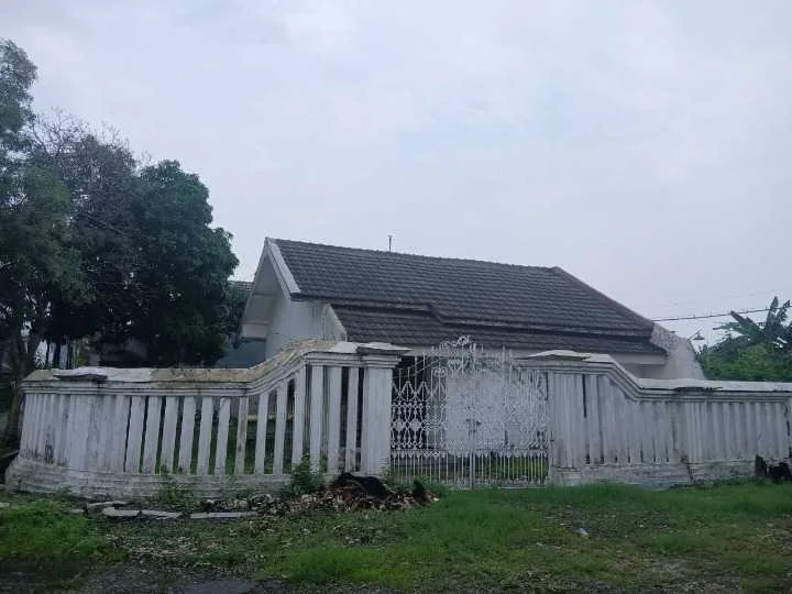 Dijual Rumah Strategis di Jalan Durian Surabaya Barat