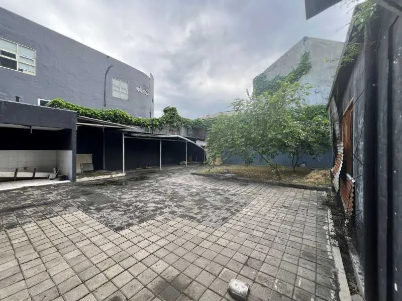 Dijual Gedung Di Lokasi Strategis Eks Showroom dengan Lebar Muka Besar Jalan Diponegoro Surabaya Pusat