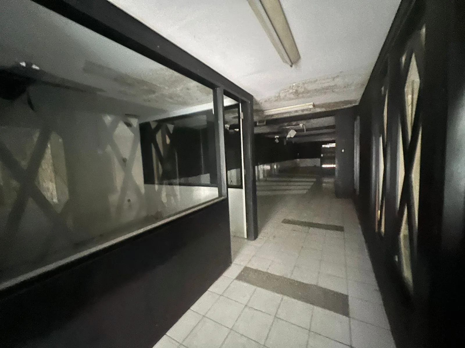 Dijual Gedung Eks Showroom Lokasi Strategis Dengan Lebar Muka Besar di Jalan Diponegoro Surabaya Pusat - Thumbnail 4