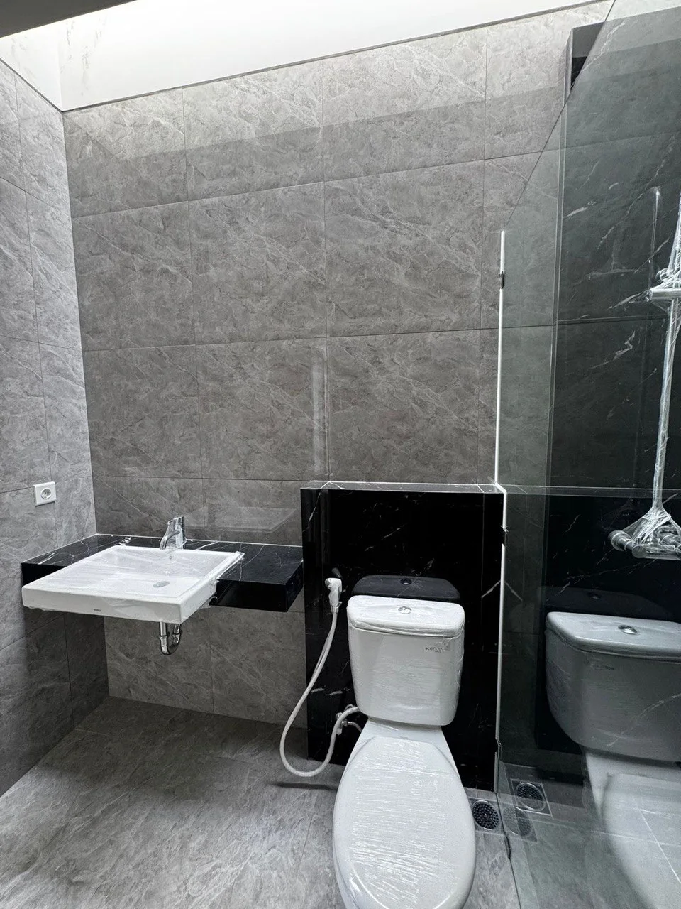 Disewakan Rumah Mewah 2 Lantai Pelican Hill Citraland Utara Surabaya Barat - Thumbnail 4