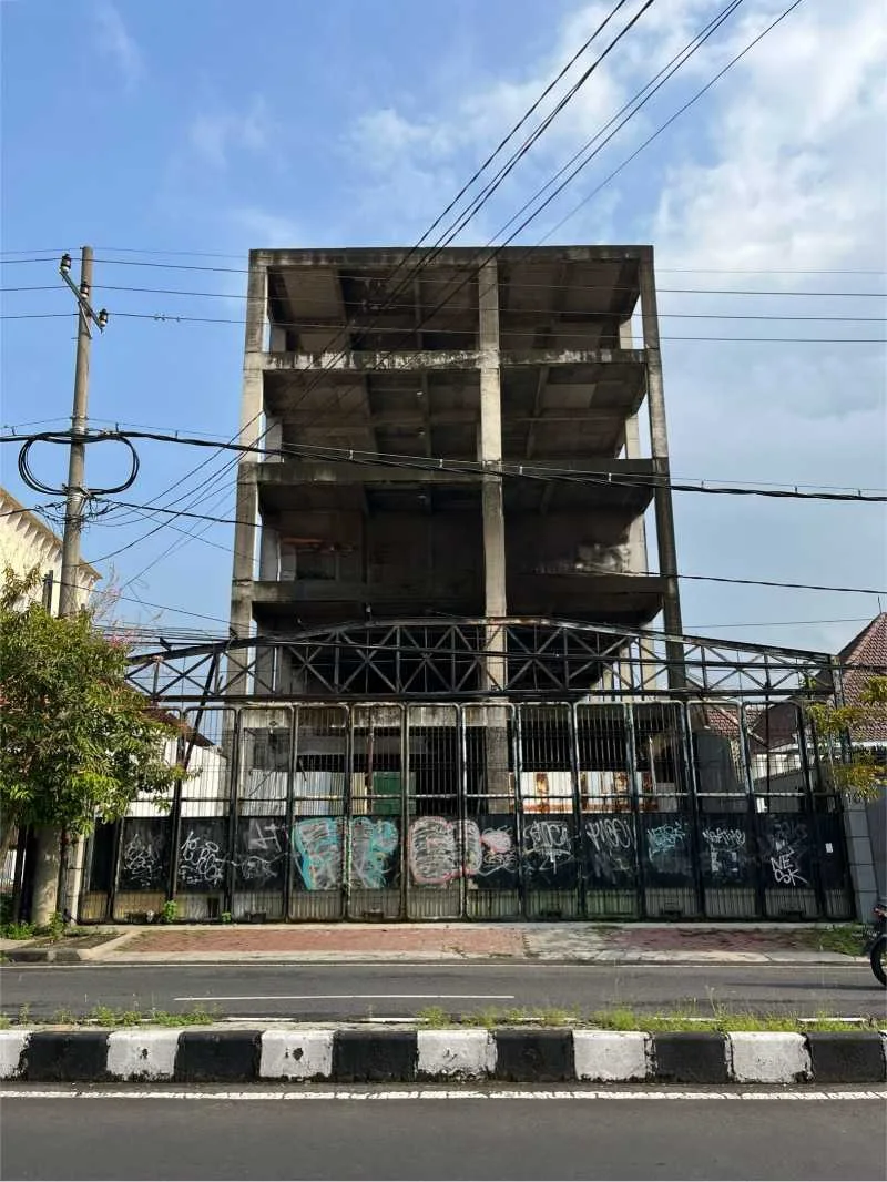 Dijual murah gedung di nol jalan Raya Kutai, Surabaya Pusat