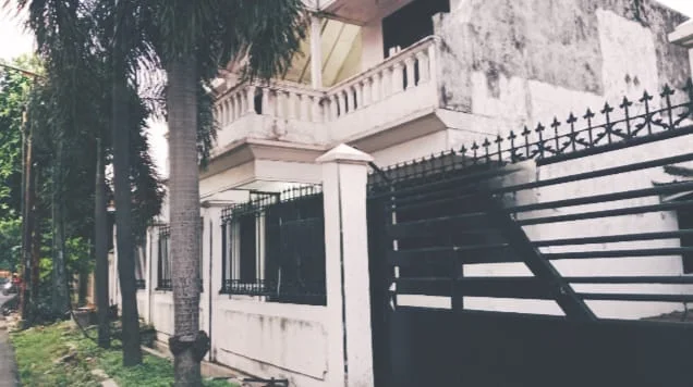 DIJUAL RUMAH BESAR STRATEGIS DUA LANTAI – KETINTANG SURABAYA SELATAN