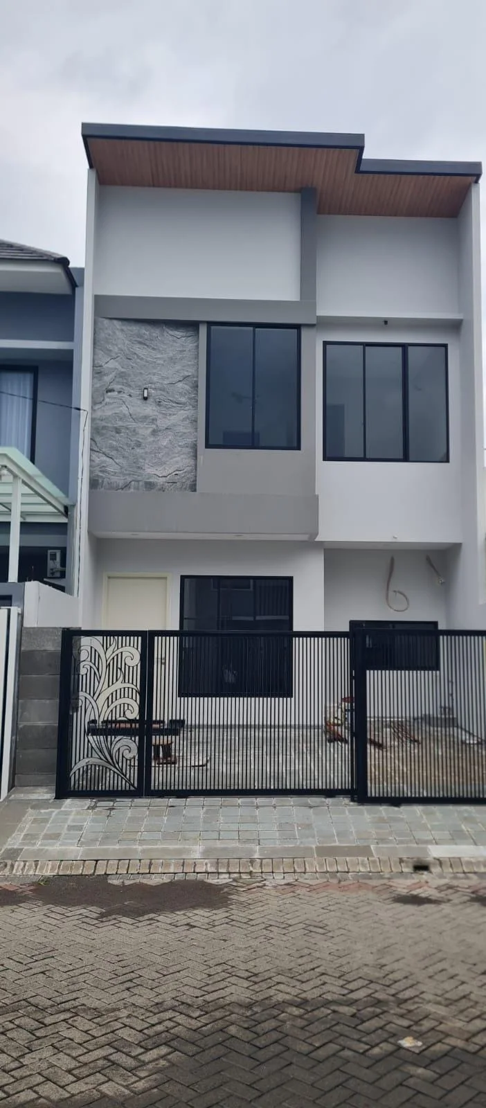 Jual Rumah Mewah 2 Lantai Baru Gress Galaxy Bumi Permai Araya Surabaya Timur