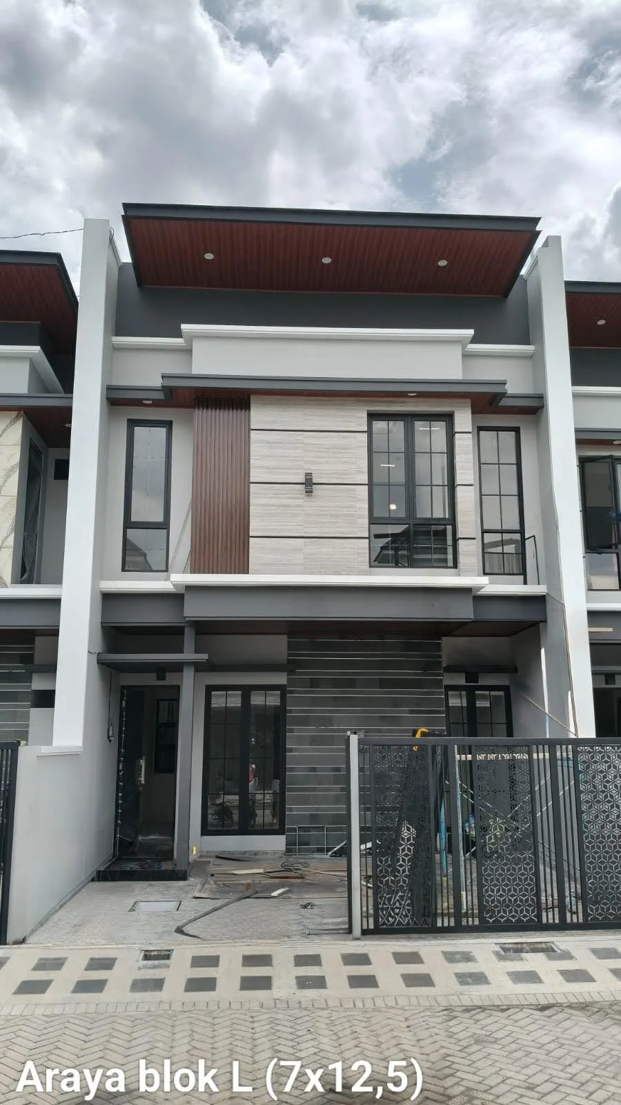 Dijual Rumah Classic Mewah di Araya II Surabaya Timur
