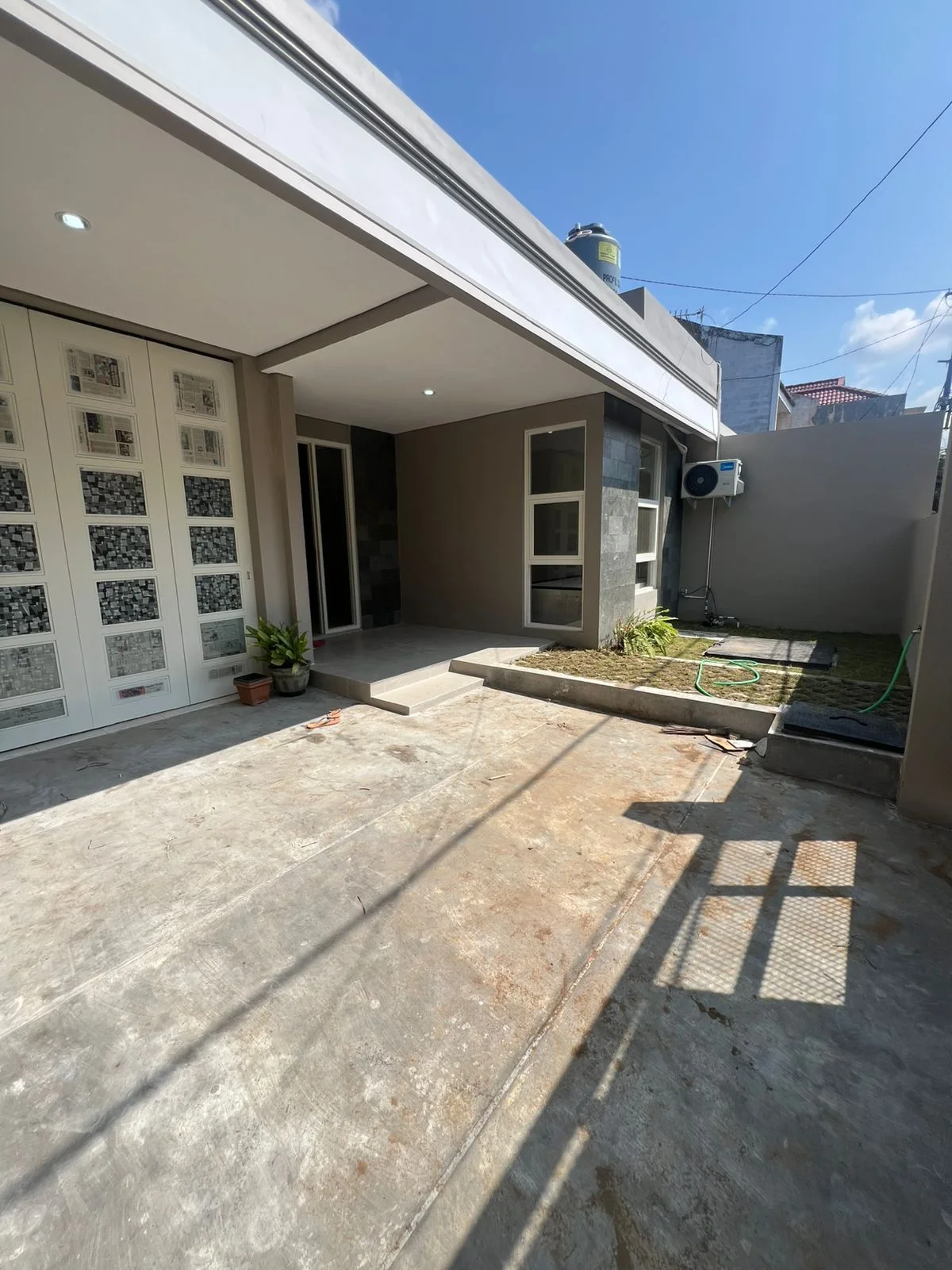 Disewakan Rumah Baru Siap Huni Lokasi Strategis Dukuh Kupang Timur Surabaya Barat