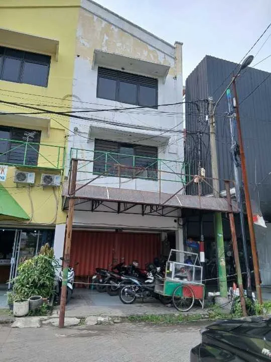 Disewakan Ruko 3 Lantai di Raya Babatan Pratama Surabaya Barat - Image 1