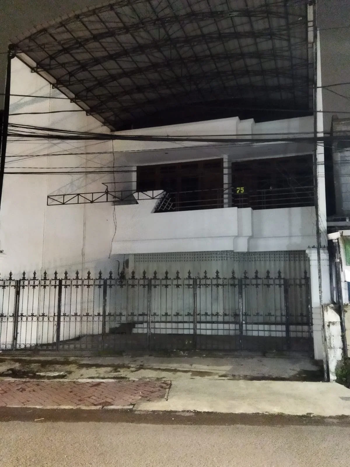 Disewakan Ruko Siap Pakai Lokasi Strategis Bratang Gede Surabaya Selatan - Image 1
