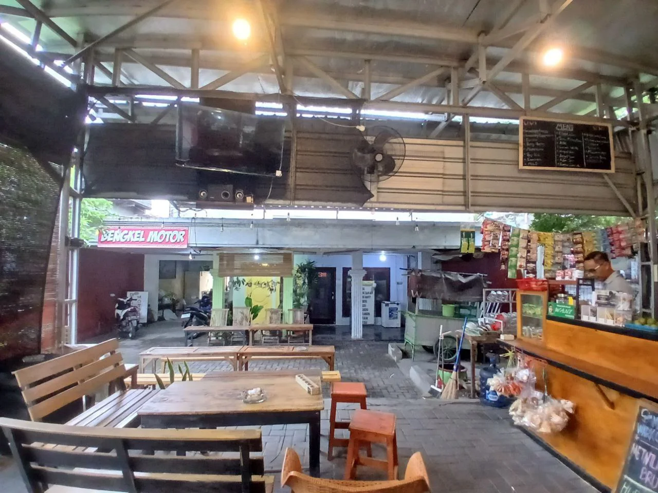 Dijual Rumah Hitung Tanah Strategis di Raya Wiyung Surabaya Barat