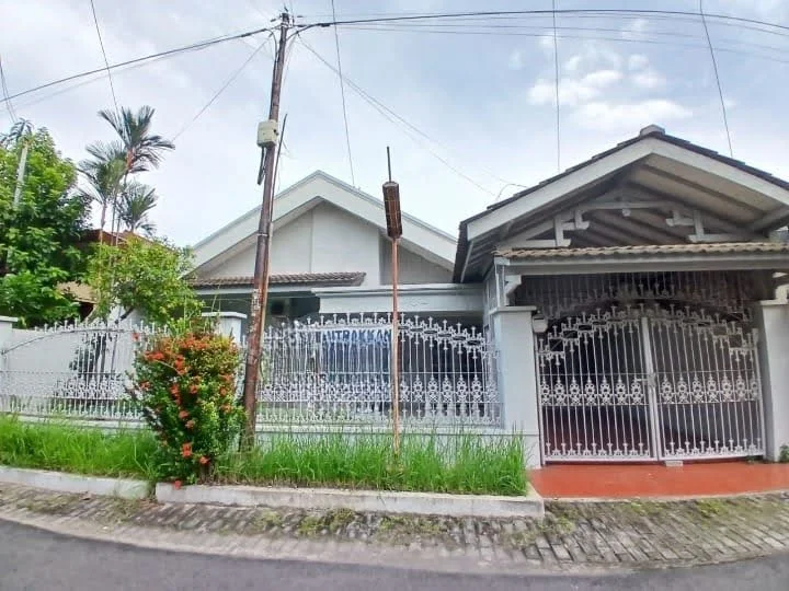 Disewakan rumah lokasi strategis di Pakis Tirtosari, Surabaya Barat