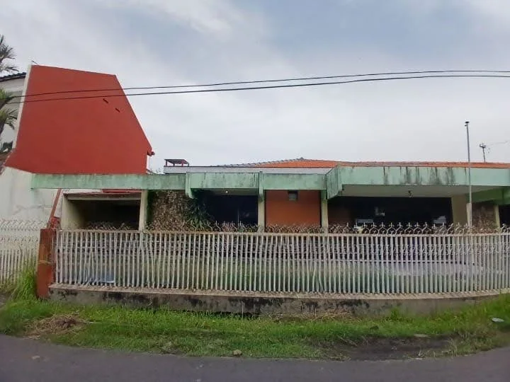 Dijual rumah lokasi strategis di Pakis Tirtosari, Surabaya Barat