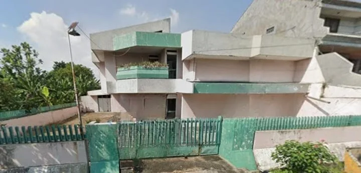 Jual / Sewa Rumah 2 Lantai Halaman Luas Gayungsari Surabaya Selatan