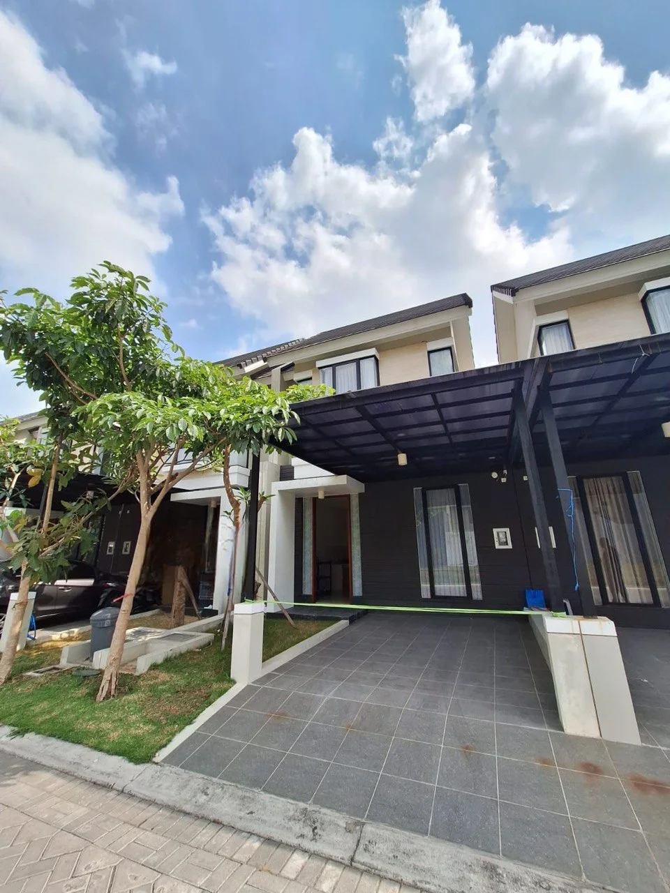 Dijual/Disewakan rumah semi furnished yang berlokasi di North West Citraland Surabaya Barat