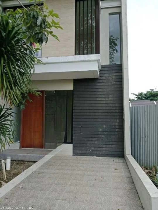 Dijual rumah 2 lantai dekat swimming pool Northwest Lake Citraland Surabaya Barat