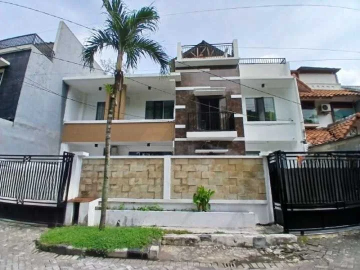 Dijual Rumah 2 Lantai Strategis di Babatan Pratama Surabaya Barat