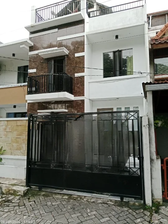 Dijual Rumah 3 Lantai Strategis di Babatan Pratama Surabaya Barat