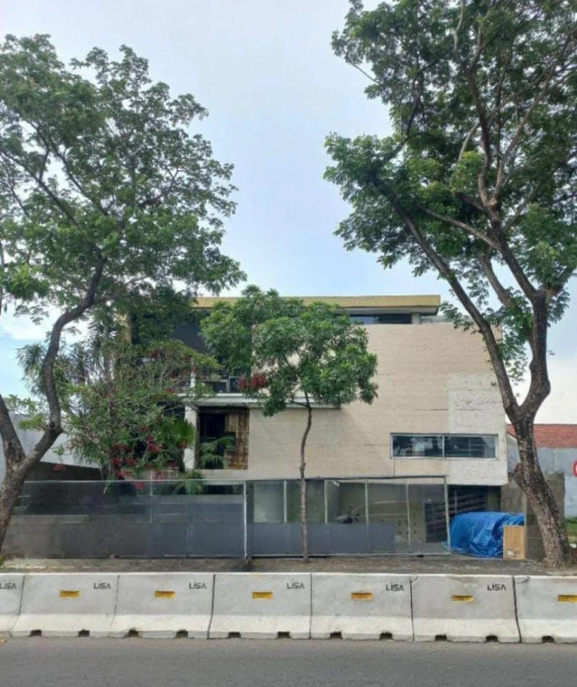 Jual Rumah Usaha Mewah Jalan Raya Double Villa Taman Telaga Lokasi Komersiil Premium Citraland Surabaya Barat