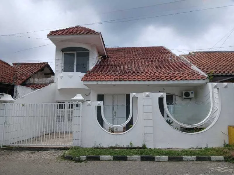 Disewakan / Dijual Rumah Strategis Siap Huni Jalan Babatan Pratama Wiyung Surabaya Barat - Image 1