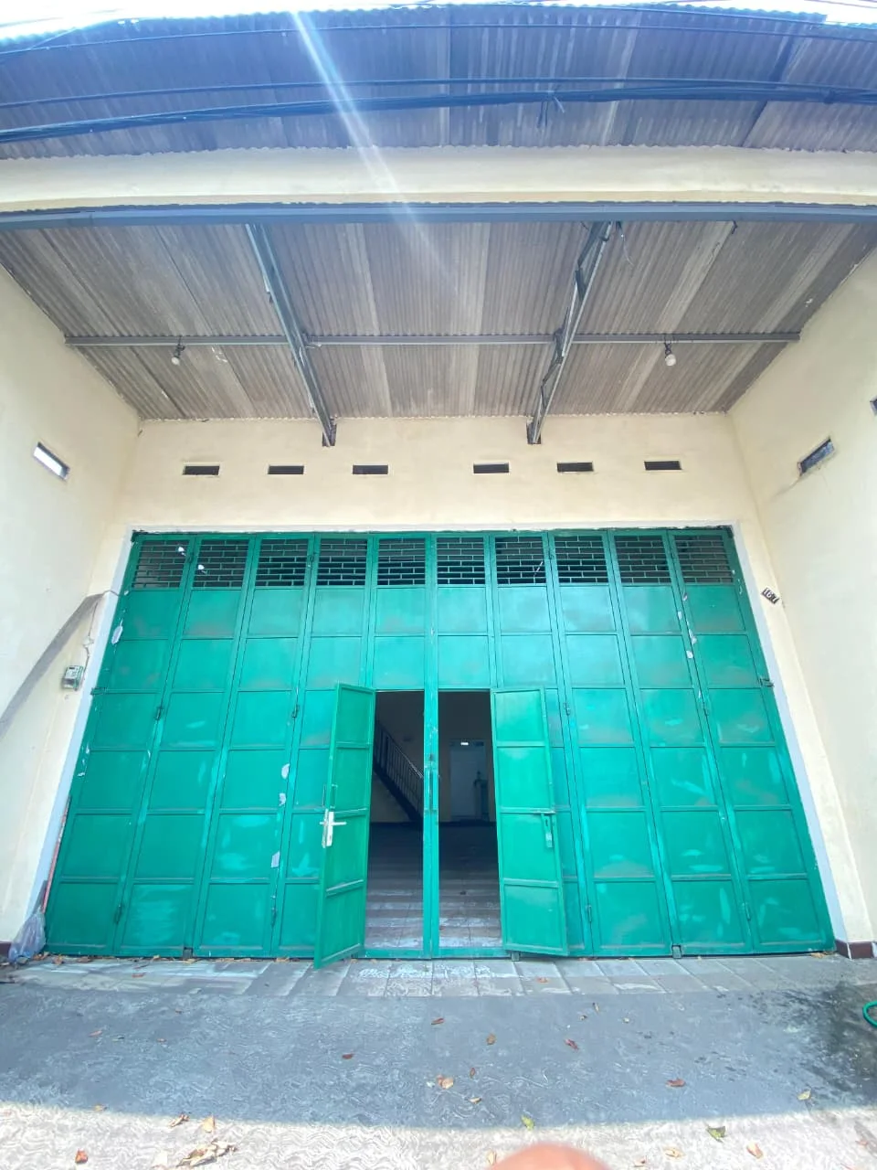Dijual /Disewakan Ruko 1,5 Lantai Strategis di Jalan Gresik Surabaya Utara - Image 1