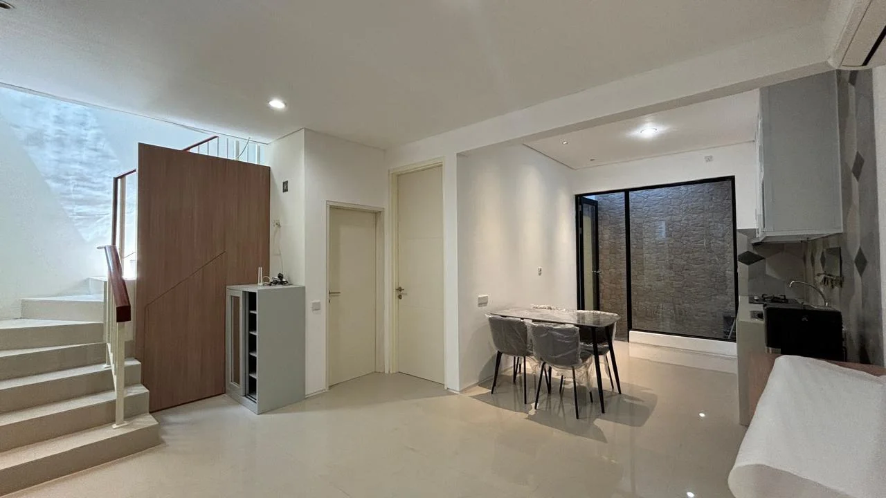 Disewakan Rumah Baru 2 Lantai Northwest Hill Citraland Surabaya Barat, Semi Furnished - Thumbnail 3