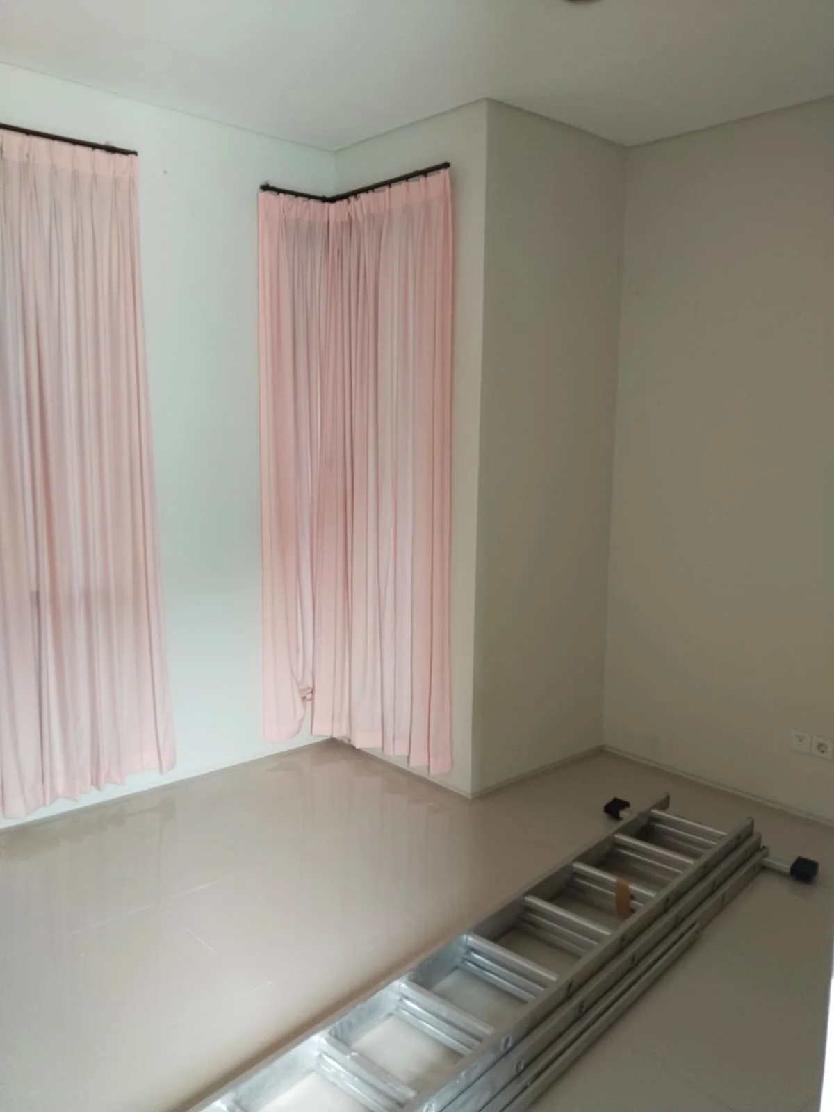 Dijual/disewakan Rumah Nyaman Strategis di Northwest Hill di Surabaya Barat - Thumbnail 2