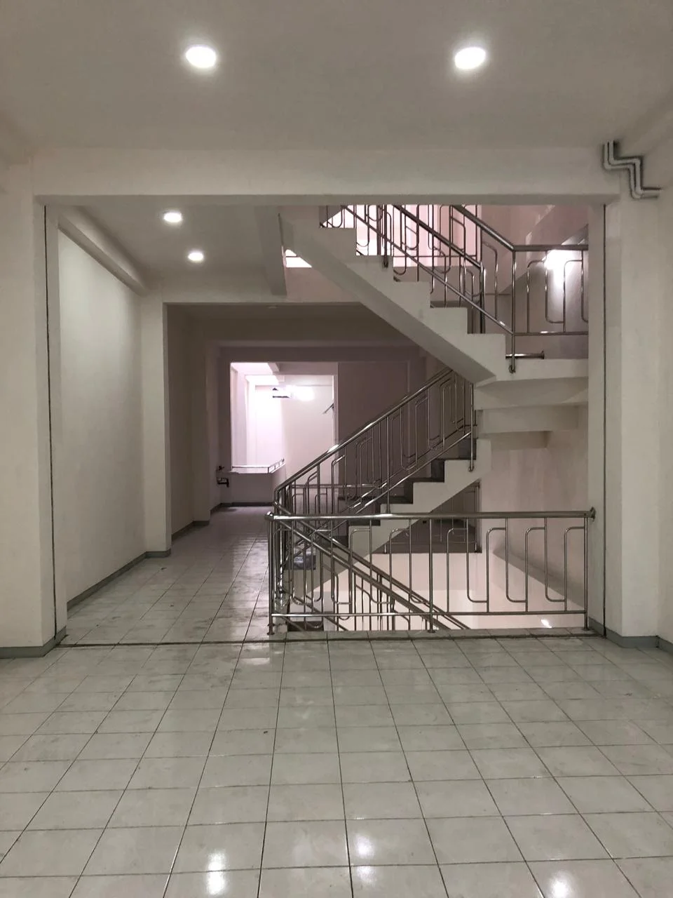 Dijual/Disewakan Ruko Komersil 4 Lantai Lokasi Strategis di Jalan Bongkaran Surabaya Utara - Image 1