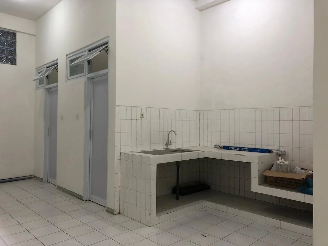 Dijual/Disewakan Ruko Komersil 4 Lantai Lokasi Strategis di Jalan Bongkaran Surabaya Utara - Thumbnail 3