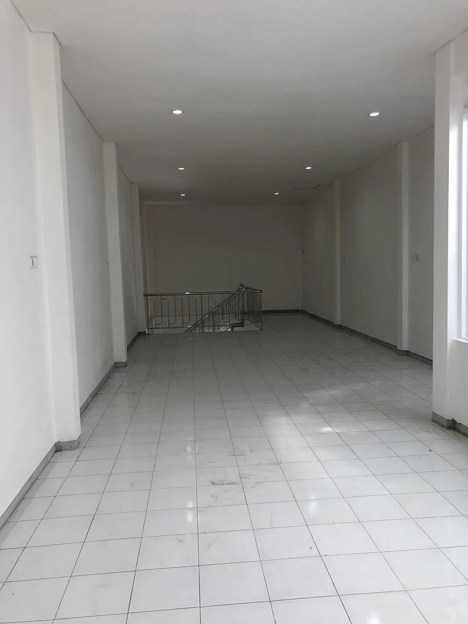 Dijual/Disewakan Ruko Komersil 4 Lantai Lokasi Strategis di Jalan Bongkaran Surabaya Utara - Thumbnail 5